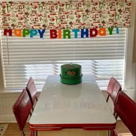 Sequoias Creekside/Vintage Yellow Cottage