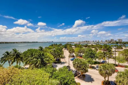 Travelers Paradise- East by the Beach Отели рядом с достопримечательностью «Coconuts on the Beach»