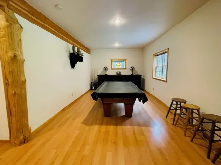 Lake View Cabin on Lake Pend Oreille/Sandpoint - PingPong/Pool Table/Cinema Room Отели рядом с достопримечательностью «Голд Хилл Трейлхед»