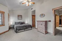 Cozy Luxury Almost Ski-in Ski-out with Hot Tub in Southwind!