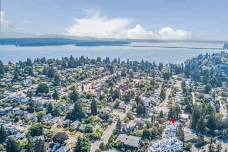 Cheerful 3-bedroom New Townhouse near UW/Seattle Children's with Free Parking Отели рядом с достопримечательностью «Парк Мэттьюс Бич»