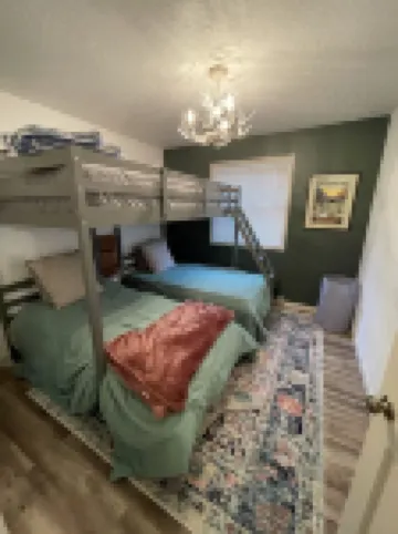 Jackson’s Hideaway, walk to ski shuttle!