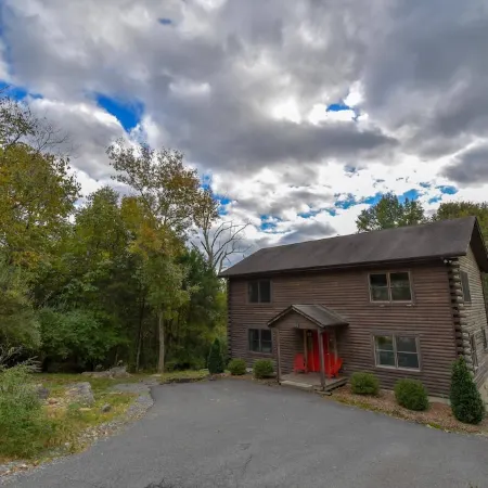 Cabin 114, Luxury 6 bedroom, 3 bath cabin minutes from Downtown Lexington!