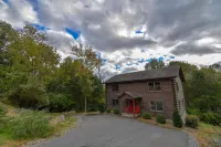 Cabin 114, Luxury 6 bedroom, 3 bath cabin minutes from Downtown Lexington!