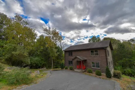 Cabin 114, Luxury 6 bedroom, 3 bath cabin minutes from Downtown Lexington!