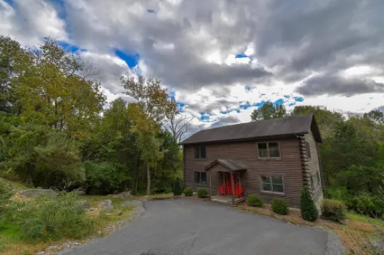 Cabin 114, Luxury 6 bedroom, 3 bath cabin minutes from Downtown Lexington!