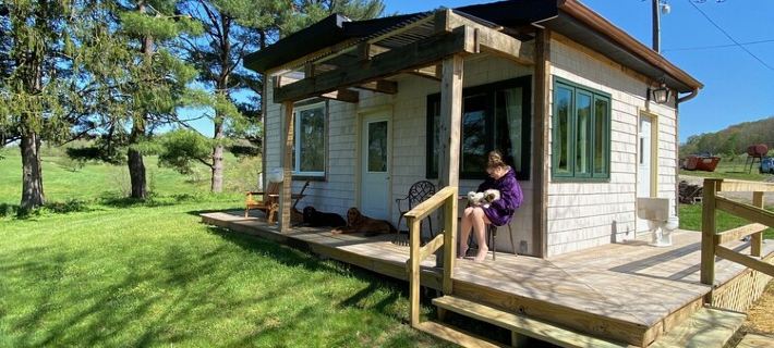 Toasted Marshmallow (w/fast internet baby goats! Farm 20 min to Hocking Hills Hotels in Vinton County