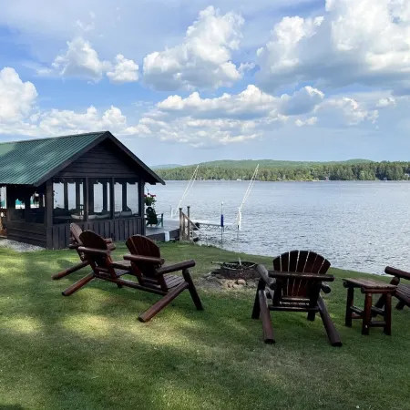 Beautiful 4th Lake Home with 3 Kings, Jacuzzi Tub, and Gazebo