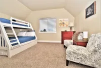 Warm Cottage w/ hot tub - across from the ocean and Damon Point