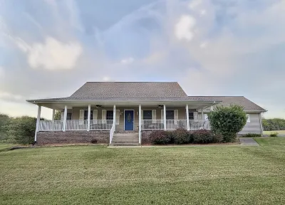 Exceptional Home! Near Lake Barkley, King bed, fenced yard, extra living spaces.