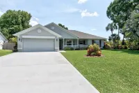 🍹🌞 Paradise Oasis! Beautiful Heated Pool, Pet Friendly, Wi-Fi, Near Beaches! فنادق في Sebastian