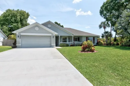 🍹🌞 Paradise Oasis! Beautiful Heated Pool, Pet Friendly, Wi-Fi, Near Beaches! Отели в г. Себастиан