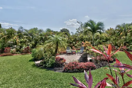 🍹🌞 Paradise Oasis! Beautiful Heated Pool, Pet Friendly, Wi-Fi, Near Beaches! Отели в г. Себастиан