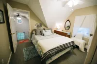 Adjacent to beaches, 3 minute walk to downtown, Quiet Atmosphere, FREE WIFI