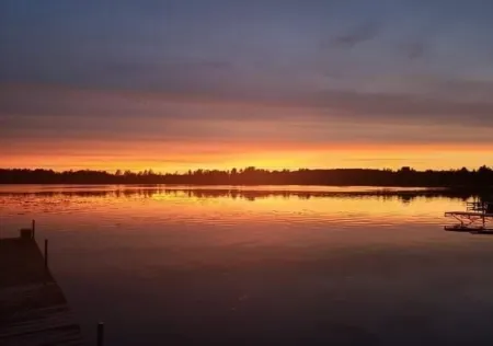 Relaxing Cottage Steps From the Lake