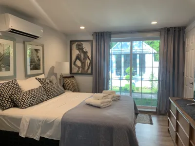 Charming, newly renovated house, a few steps from bike path. Hotels near Sea View Park