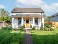 Charming 3 bdrm wine country "farmhouse Newly remodeled in downtown Carlton Hotels in Carlton