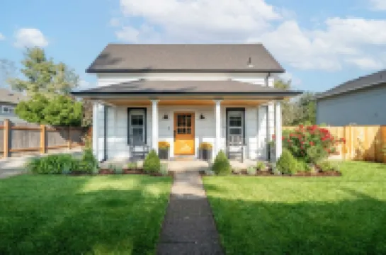 Charming 3 bdrm wine country "farmhouse Newly remodeled in downtown Carlton Hotels in Carlton