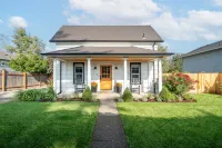 Charming 3 bdrm wine country "farmhouse Newly remodeled in downtown Carlton
