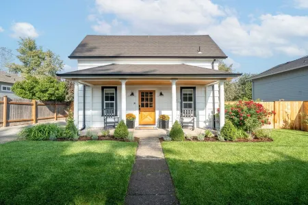 Charming 3 bdrm wine country "farmhouse Newly remodeled in downtown Carlton