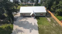 Lake Front Cottage with Kayaks, Dock, & EV Charger - Pet Friendly/Sleeps 4 Hotels in der Nähe von Northwest Florida Beaches International
