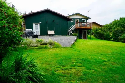 Midships is a bright  ground level  walk out unit with near by beach access Pratt Museum 주변 호텔