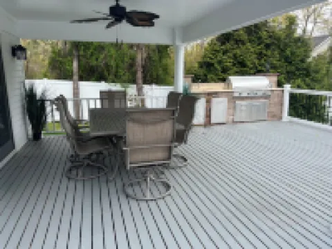 Beautiful Hamptons home  close to beaches, shopping, & restaurants!