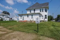 King Bed, Pet Friendly, Main Floor, Walk Downtown Hotels in 