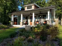 Vintage Waterfront Cottage with Stunning Sunsets  호텔