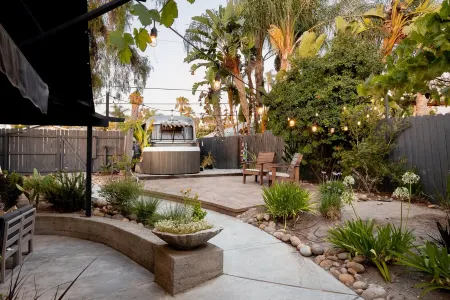 Palm Cottage San Diego Отели рядом с достопримечательностью «Dr J's Elegant Reflections Med Spa»