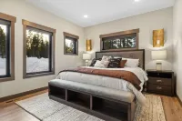 Luxurious cabin with outdoor pool access, paved roads, oversized garage