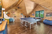 Private Falls-Hiking-View-King beds-Sauna-Pub-Chefs Kitchen-In Town & Private! - Homestays