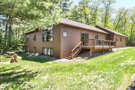 Nature's Edge: Lakefront Home - WiFi, Free Firewood, Generator, No Cleaning Fee!