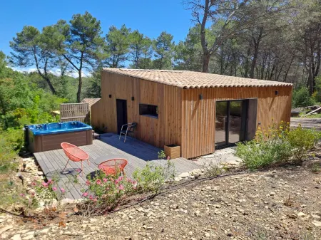 "La Pinède" - Aix-en-Provence lodge with jacuzzi