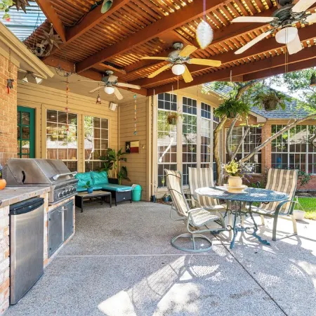 Spacious Pet-Friendly Home Relaxing Backyard Oasis