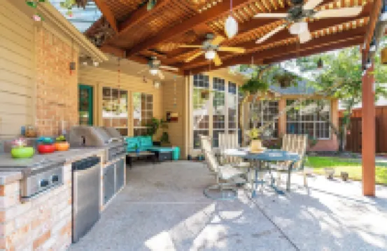 Spacious Pet-Friendly Home Relaxing Backyard Oasis
