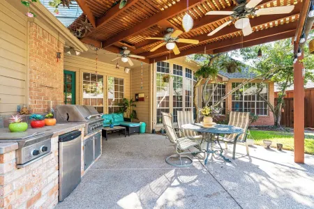 Spacious Pet-Friendly Home Relaxing Backyard Oasis Отели рядом с достопримечательностью «TUMI Store - Legacy West»