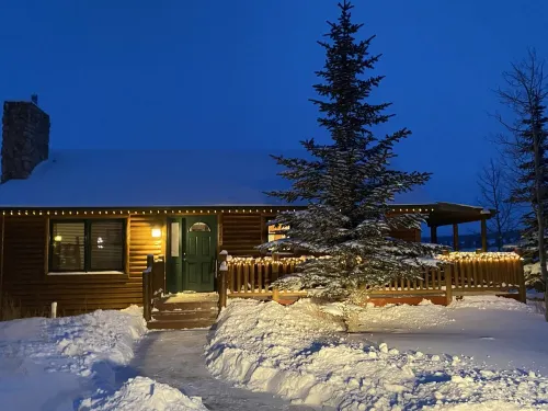 Cozy Two Bedroom Cabin Mountain Getaway!
