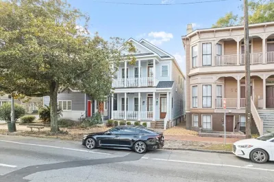 Historic District Gem - 2BR/2BA, Walk to Forsyth Park - Lower Level
