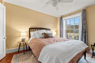 Downtown!  Views!  Dining!  King & Queen beds!
