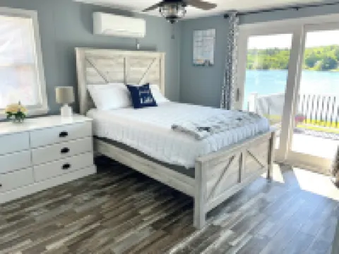 Lakefront, game room, firepit, kayaks, pedal boat, frog mat, canoe Hotels in Barnstead