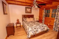 Cabin Bliss - Just 1 Mile from Lake Lanier / 5 Acre / 5 BR with Hot tub