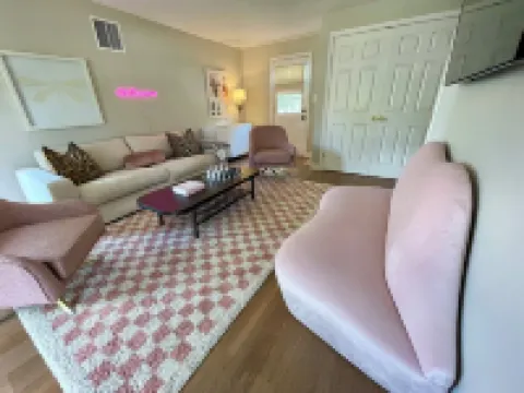 The Dreamhouse: Charming 2-story, 1-bedroom house in tranquil Sherman