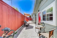 Waypoint Cottage, one block from the beach!