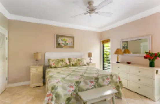 Deluxe Ocean View Ground Floor.... Renovated ..Walk to the Hyatt and Beach...A/C