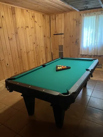 Romantic,Cozy Log Cabin, Hot Tub, WiFi, pool table