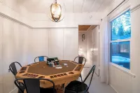 Toasty Marshmallow Cabin: 3b/2b Ideal Layout. Pets Ok. Spa. Games & Poker Table