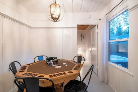 Toasty Marshmallow Cabin: 3b/2b Ideal Layout. Pets Ok. Spa. Games & Poker Table