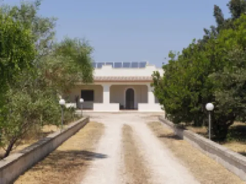 Indipendent Semi-Detached Villa in the Countryside, Surrounded by Greenery โรงแรมในMesagne