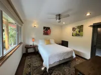 Jungle view bedroom with private entrance,outdoor private Bali style bathroom Hotel berhampiran Rainbow Falls